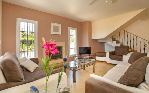 Nadine: Pièce, Propriété, Salon, Meubles, Design Intérieur, Bâtiment, Immobilier, Sol, Maison, Domicile