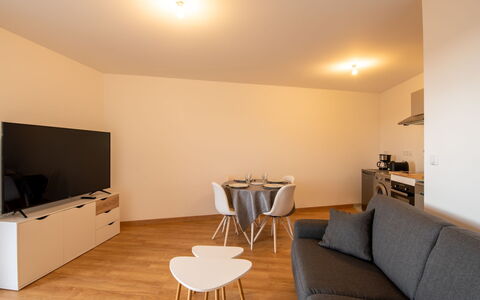 Les Cavaliers: Propriété, Meubles, Table, Bâtiment, Design Intérieur, Cabinetry, Bois, Canapé, Éclairage, Confort
