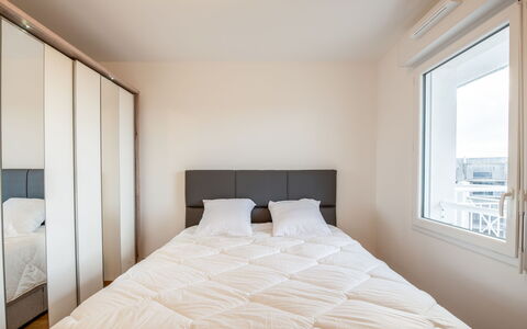 Les Cavaliers: Bâtiment, Meubles, Confort, Bleu Azur, Fenêtre, Bois, Ombre, Textile, Design Intérieur