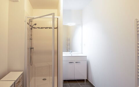 Les Cavaliers: Bâtiment, Luminaire Plomberie, Tete De Douche, Douche, Maison, Salle De Bains, Design Intérieur, Sol, Porte De Douche