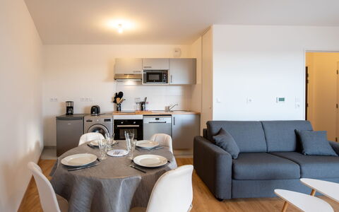 Les Cavaliers: Table, Meubles, Propriété, Canapé, Bois, Cadre, Design Intérieur, Sol, Bâtiment, Sol