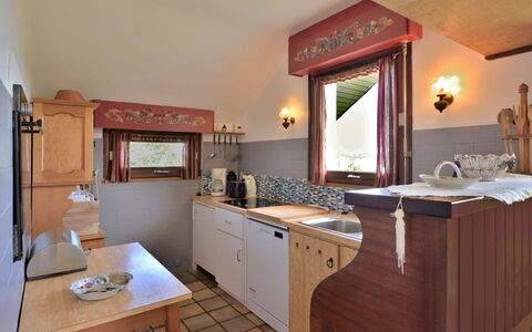 Ker Norge: Cabinetry, Meubles, Miroir, Propriété, Table, Comptoir, Bâtiment, Bois, Tiroir, Cuisine