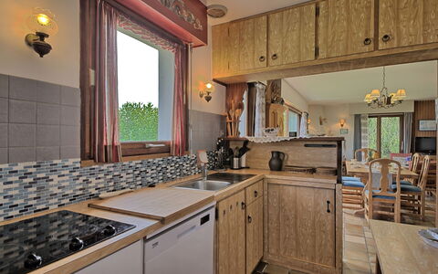 Ker Norge: Cabinetry, Comptoir, Propriété, Meubles, Robinet, Cuisine, Evier, Bois, Éclairage, Évier