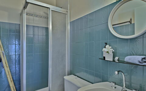 Ker Norge: Miroir, Robinet, Luminaire Plomberie, Lavabo, Propriété, Évier, Salle De Bains, Bleu Azur, Bâtiment, Violet