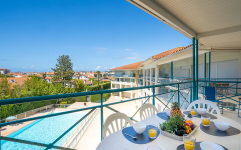 Saint-Jean-De-Luz 326: Ciel, Propriété, Table, Vaisselle, Bleu Azur, Ombre, Bâtiment, Plante, Pot De Fleur, Design Urbain