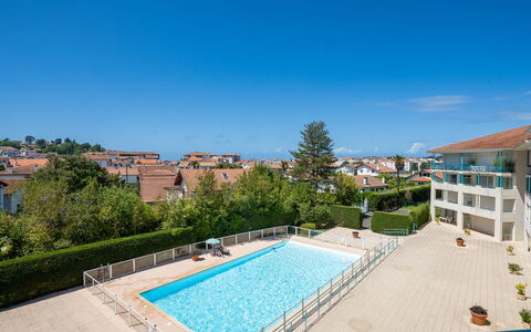 Saint-Jean-De-Luz 326: Ciel, Plante, L'Eau, Bâtiment, Piscine, Bleu Azur, Arbre, Plan D'Eau, Rectangle, Design Urbain