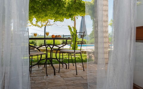 Villa Domenica: Propriété, Design Intérieur, Pièce, Jaune, Chaise, Meubles, Architecture, Verre, Maison, Table