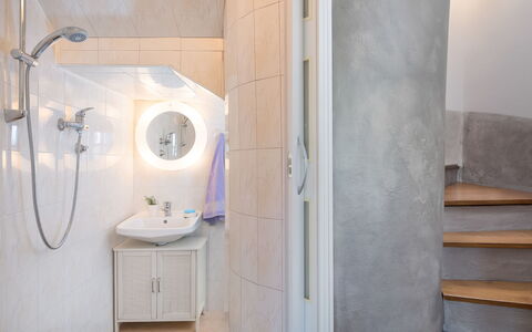 Villa Domenica: Salle De Bains, Propriété, Pièce, Tuile, Mur, Architecture, Maison, Luminaire Plomberie, Design Intérieur, Sol