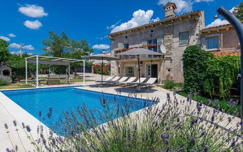 Villa Domenica: Nuage, L'Eau, Plante, Ciel, Jour, Propriété, Bâtiment, Piscine, Bleu Azur, Arbre