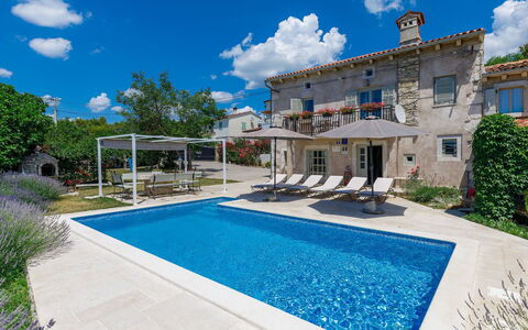 Villa Domenica: Nuage, Plante, Ciel, L'Eau, Bâtiment, Propriété, Bleu Azur, Piscine, Ombre, Fenêtre