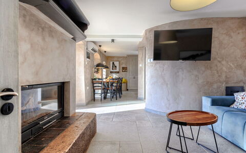 Villa Domenica: Sol, Meubles, Design Intérieur, Sol, Plafond, Éclairage, Pièce, Canapé, Chaise, Salon