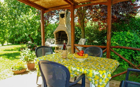 Podere Gioia: Propriété, Tableau De Plein Air, Pièce, Bâtiment, Table, Immobilier, Patio, Meubles, Porche, Maison