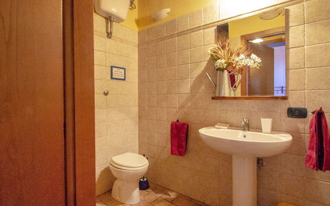 Podere Gioia: Salle De Bains, Pièce, Propriété, Toilette, Design Intérieur, Luminaire Plomberie, Tuile, Architecture, Mur, Bâtiment