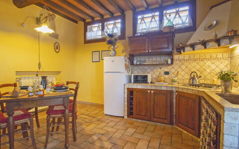 Podere Gioia: Propriété, Pièce, Bâtiment, Cuisine, Meubles, Maison, Jaune, Design Intérieur, Immobilier, Comptoir