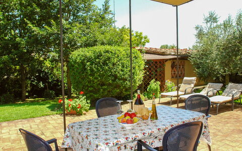 Podere Gioia: Plante, Table, Meubles, Propriété, Chaise, Bâtiment, Arbre, Fleur, Tableau De Plein Air, Mobilier De Jardin