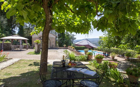 Vedi Torre: Propriété, Arrière-Cour, Immobilier, Arbre, Cour, Patio, Table, Jardin, Bâtiment, Restaurant