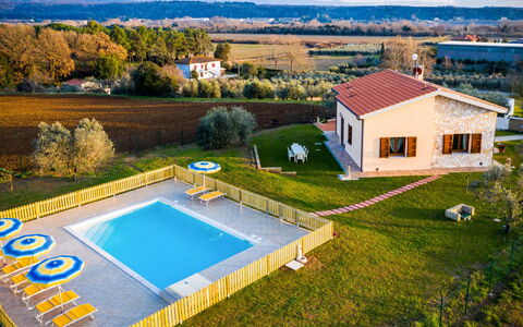 Melograno: Bâtiment, Plante, Propriété, Fenêtre, Lot Terre, Design Urbain, Paysage, Quartier, Herbe, Loisir