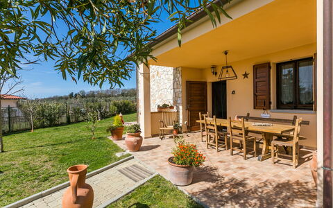 Melograno: Plante, Bâtiment, Propriété, La Nature, Ciel, Fenêtre, Éclairage, Ombre, Architecture, Chalet