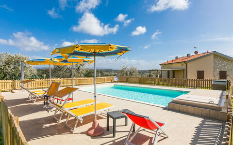 Melograno: Nuage, Ciel, L'Eau, Meubles, Piscine, Plante, Ombre, Mobilier De Jardin, Fenêtre, Balancelle