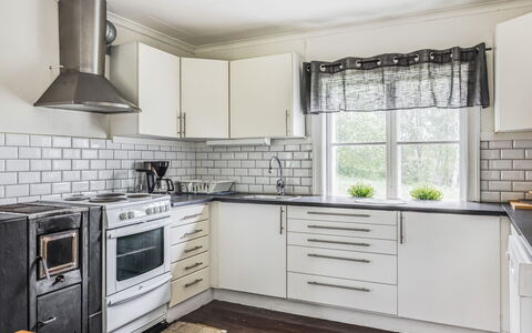 Motorp: Cabinetry, Comptoir, Propriété, Bâtiment, Cuisine, Fenêtre, Cuisinière, Bois, Design Intérieur, Tiroir