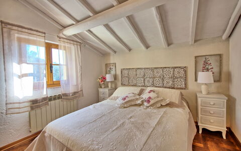 Casa Fioraie: Chambre, Lit, Pièce, Meubles, Propriété, Plafond, Design Intérieur, Drap De Lit, Cadre De Lit, Literie