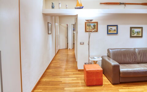 Dai Fiorentini - Apartment In Levanto: Pièce, Sol, Propriété, Meubles, Parquet, Bâtiment, Maison, Design Intérieur, Salon, Dur