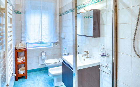 Dai Fiorentini - Apartment In Levanto: Salle De Bains, Propriété, Pièce, Bleu, Bâtiment, Design Intérieur, Immobilier, Architecture, Maison, Luminaire Plomberie