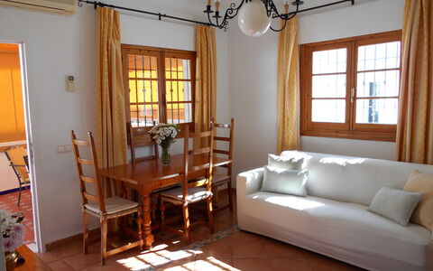 Apartamento Caracola: Meubles, Table, Bâtiment, Fenêtre, Cadre, Bois, Lampe, Confort, Textile, Ombre