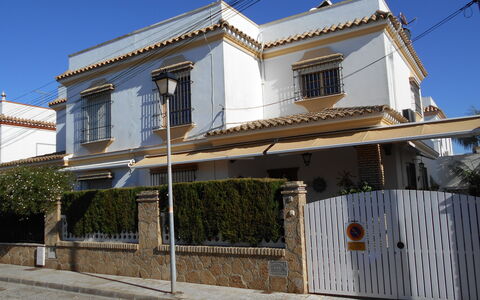 Apartamento Caracola: Ciel, Propriété, Fenêtre, Bâtiment, Maison, Zone Résidentielle, Quartier, Immobilier, Façade