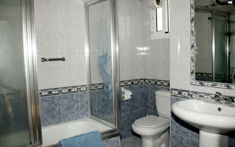 Apartamento Caracola: Luminaire Plomberie, Évier, Miroir, Propriété, Robinet, Lavabo, Salle De Bains, Plante, Baignoire, Douche