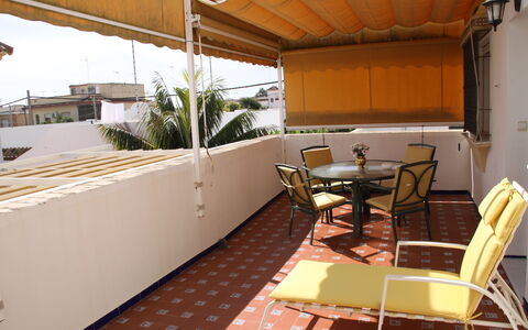 Apartamento Caracola: Propriété, Meubles, Chaise, Bois, Ombre, Table, Bâtiment, Design Intérieur, Sol, Mobilier De Jardin