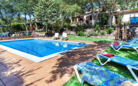 La Plaza: Piscine, Propriété, Loisir, Recours, Vacances, Immobilier, Herbe, Centre De Loisirs, Maison, Bâtiment