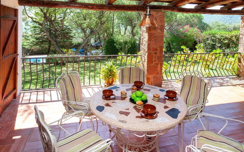 La Plaza: Propriété, Pièce, Maison, Meubles, Bâtiment, Design Intérieur, Table, Immobilier, Patio, Porche