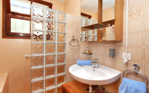 La Plaza: Salle De Bains, Pièce, Propriété, Bâtiment, Design Intérieur, Tuile, Maison, Architecture, Meubles, Immobilier