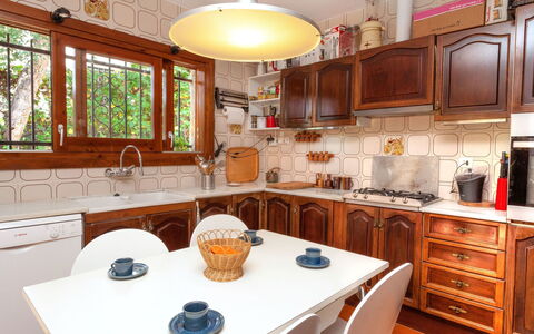 La Plaza: Comptoir, Pièce, Cuisine, Cabinetry, Meubles, Propriété, Bâtiment, Design Intérieur, Maison, Immobilier