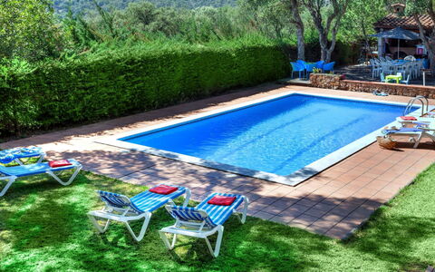 La Plaza: Piscine, Propriété, Herbe, Arrière-Cour, Loisir, Cour, Rectangle, Maison, Balancelle, Immobilier