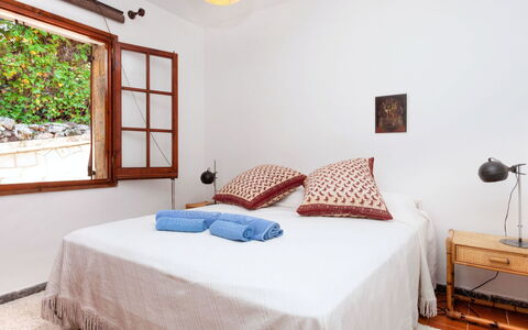 La Plaza: Chambre, Lit, Meubles, Pièce, Propriété, Drap De Lit, Cadre De Lit, Design Intérieur, Mur, Matelas