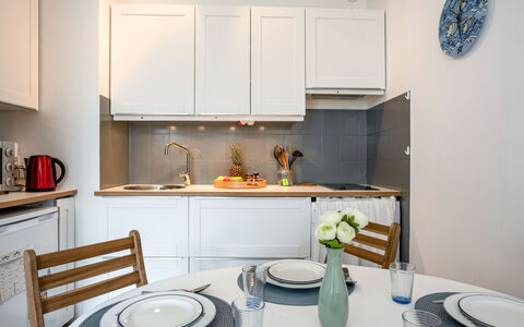 Le Dolmen: Cabinetry, Propriété, Comptoir, Blanc, Bleu, Produit, Cuisine, Bleu Azur, Vaisselle, Design Intérieur