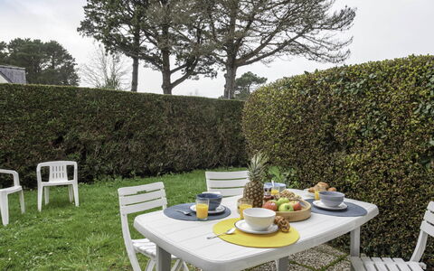 Le Dolmen: Table, Plante, Meubles, Propriété, Vaisselle, Chaise, Ciel, La Nature, Arbre, Botanique