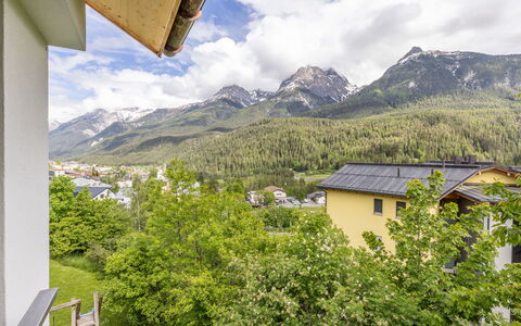 Ferienwohnung Wüest: Ciel, Nuage, Plante, Bâtiment, Propriété, Écorégion, Montagne, Vert, Fenêtre, Montagnes