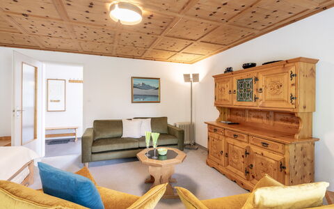 Ferienwohnung Wüest: Meubles, Propriété, Canapé, Confort, Table, Bois, Design Intérieur, Cabinetry, Salon, Sol