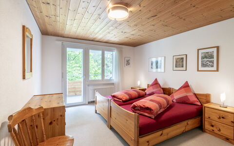 Ferienwohnung Wüest: Meubles, Propriété, Bâtiment, Bois, Confort, Table, Design Intérieur, Éclairage, Sol, Fenêtre