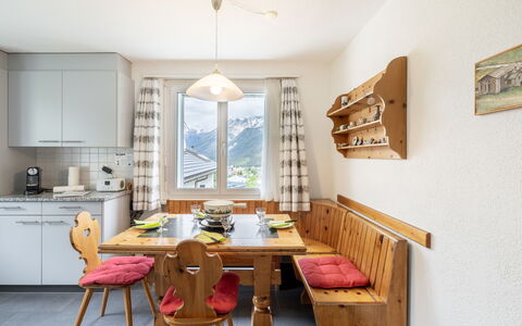 Ferienwohnung Wüest: Meubles, Propriété, Table, Cabinetry, Fenêtre, Bois, Chaise, Design Intérieur, Sol, Sol