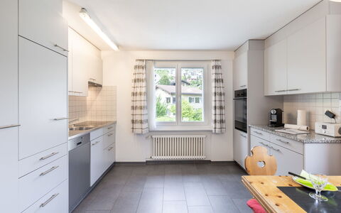 Ferienwohnung Wüest: Cabinetry, Meubles, Comptoir, Fenêtre, Cuisine, Architecture, Bois, Tiroir, Sol
