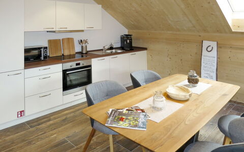 Schmalzenhof: Cabinetry, Meubles, Comptoir, Table, Cuisinière, Bois, Appareil De Cuisine, Bâtiment, Cuisine, Design Intérieur
