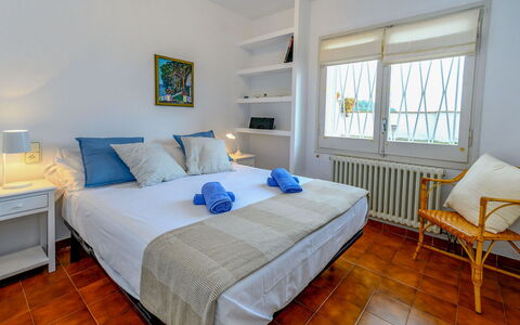 La Marina Blanca: Chambre, Meubles, Pièce, Lit, Propriété, Drap De Lit, Design Intérieur, Sol, Cadre De Lit, Bleu