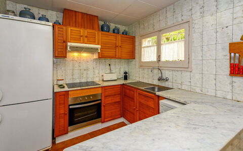 La Marina Blanca: Comptoir, Pièce, Propriété, Cuisine, Cabinetry, Meubles, Orange, Design Intérieur, Bâtiment, Tuile
