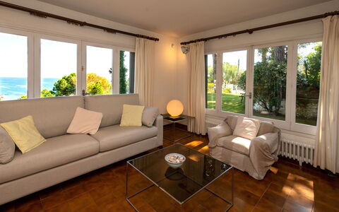 La Marina Blanca: Salon, Pièce, Propriété, Meubles, Sol, Design Intérieur, Parquet, Bâtiment, Revêtement De Sol Stratifié, Table Basse