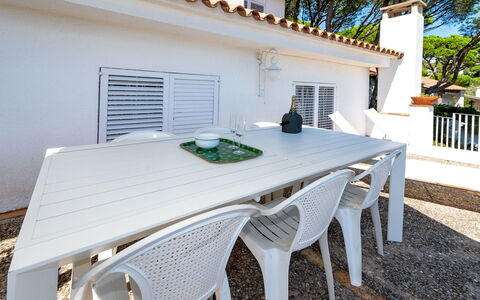 La Marina Blanca: Table, Meubles, Bâtiment, Bois, Mobilier De Jardin, Fenêtre, Ombre, Design Intérieur, Tableau De Plein Air, Plante