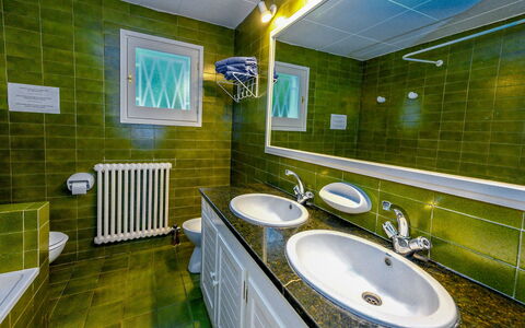 La Marina Blanca: Salle De Bains, Vert, Pièce, Propriété, Design Intérieur, Plafond, Bâtiment, Luminaire Plomberie, Maison, Architecture